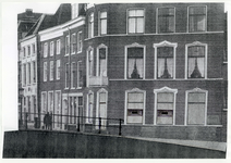 109744 Afbeelding van het café Wed. J.Th Helsdingen - de Marie (Oudegracht 1) te Utrecht met de schietgaten in de tot ...